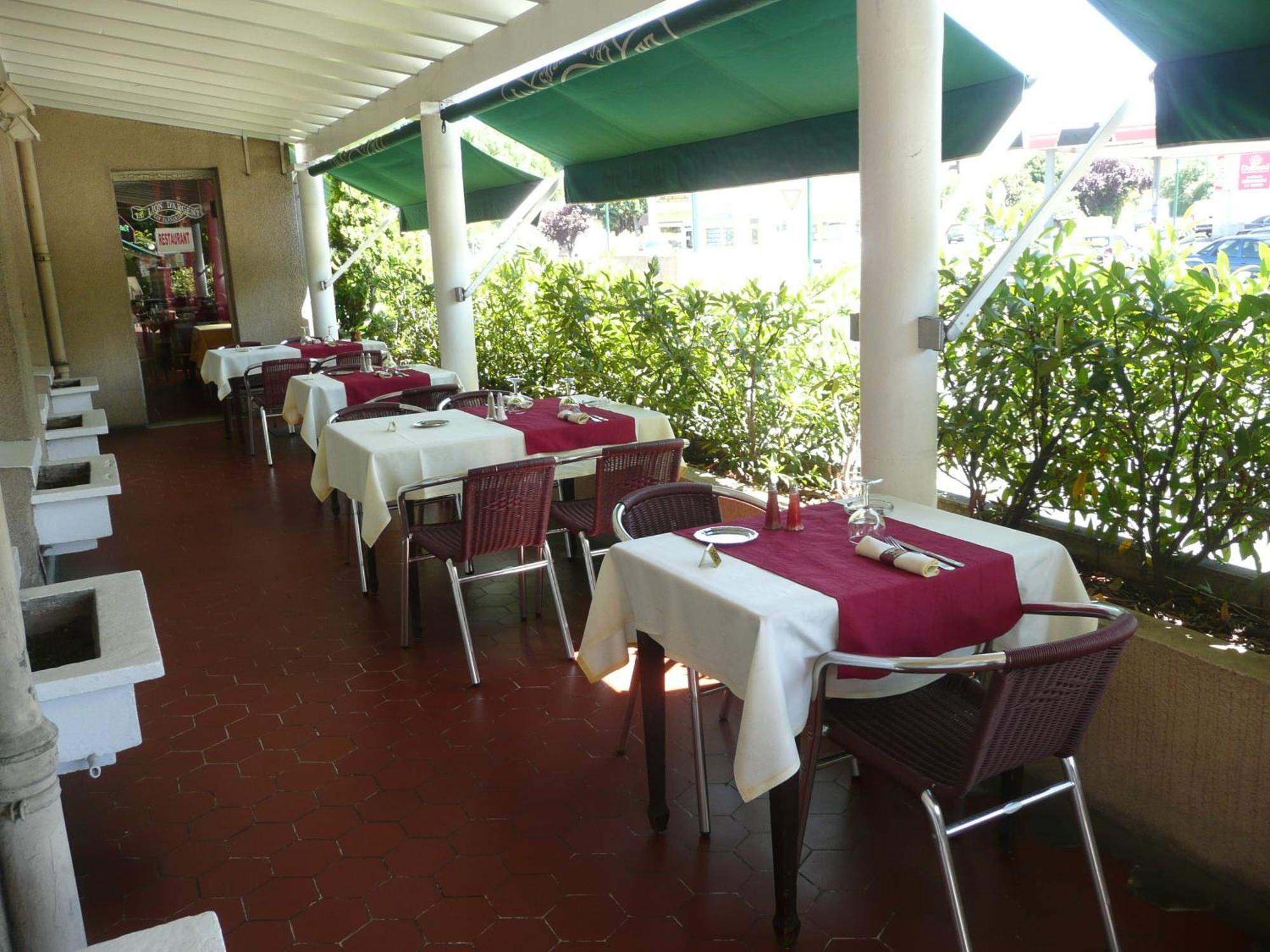 Logis Hotel Restaurant Du Lion D'Argent Et Des Tanneries La Châtre Exterior photo